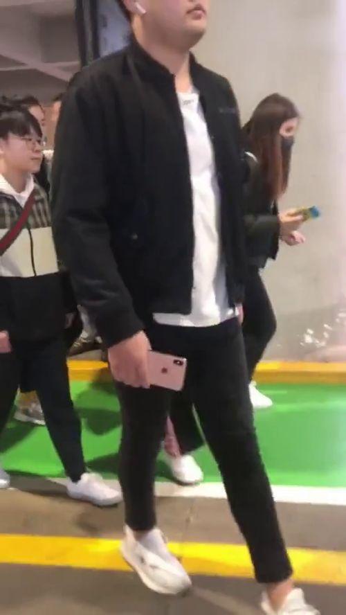 网红主播黑色皮衣,揭秘网红黑色皮衣的时尚密码